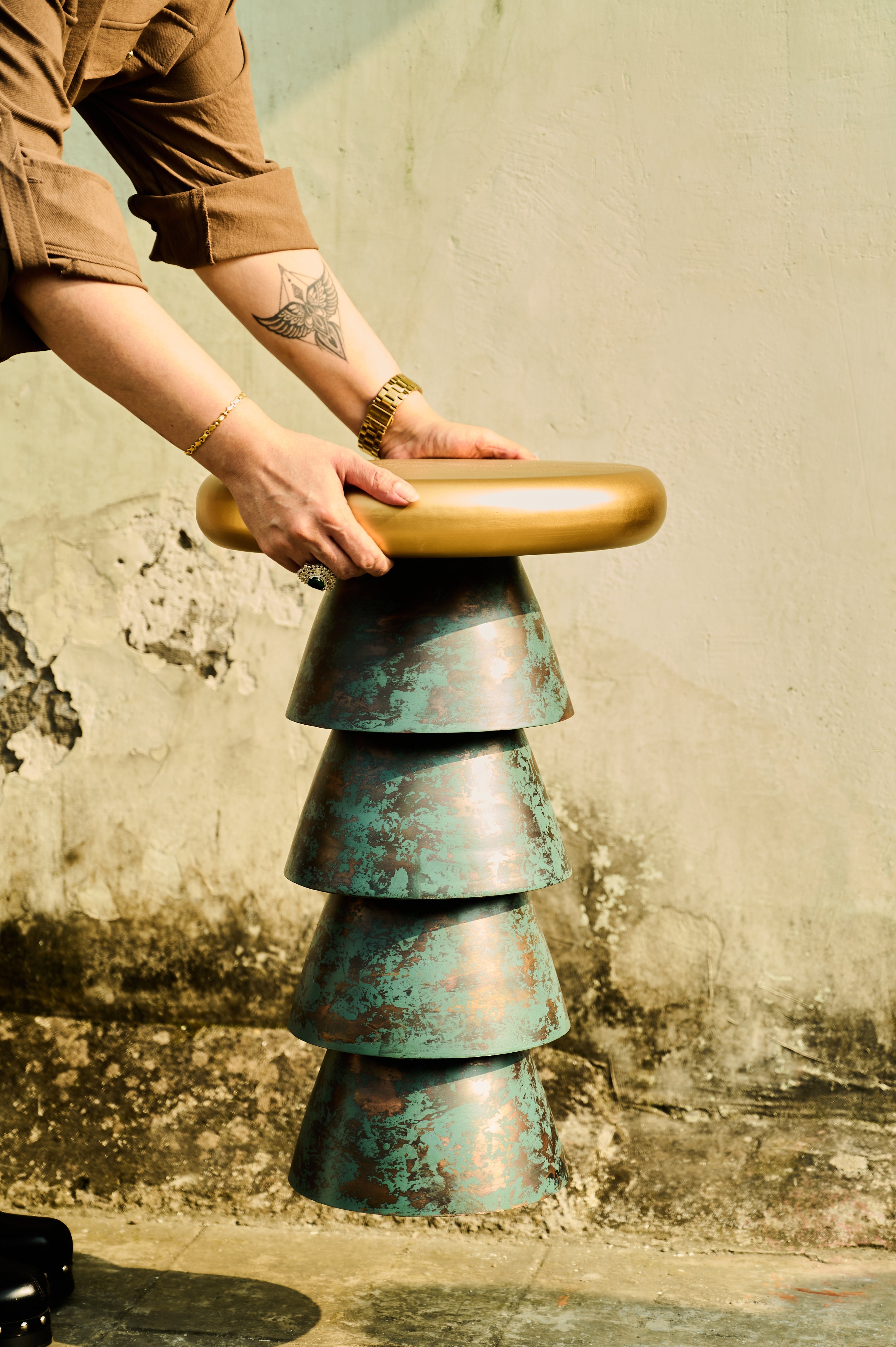 Bucket Drink Table being held by the top