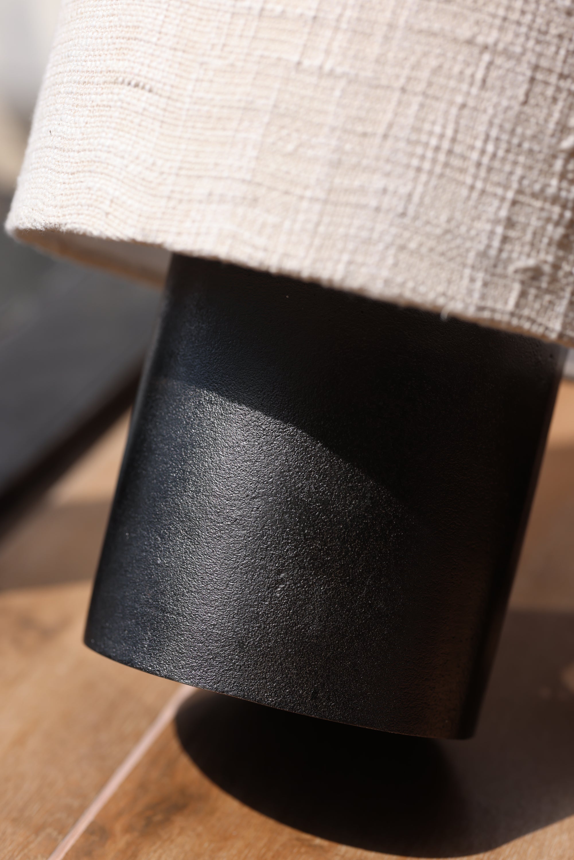 Cast aluminium black table lamp