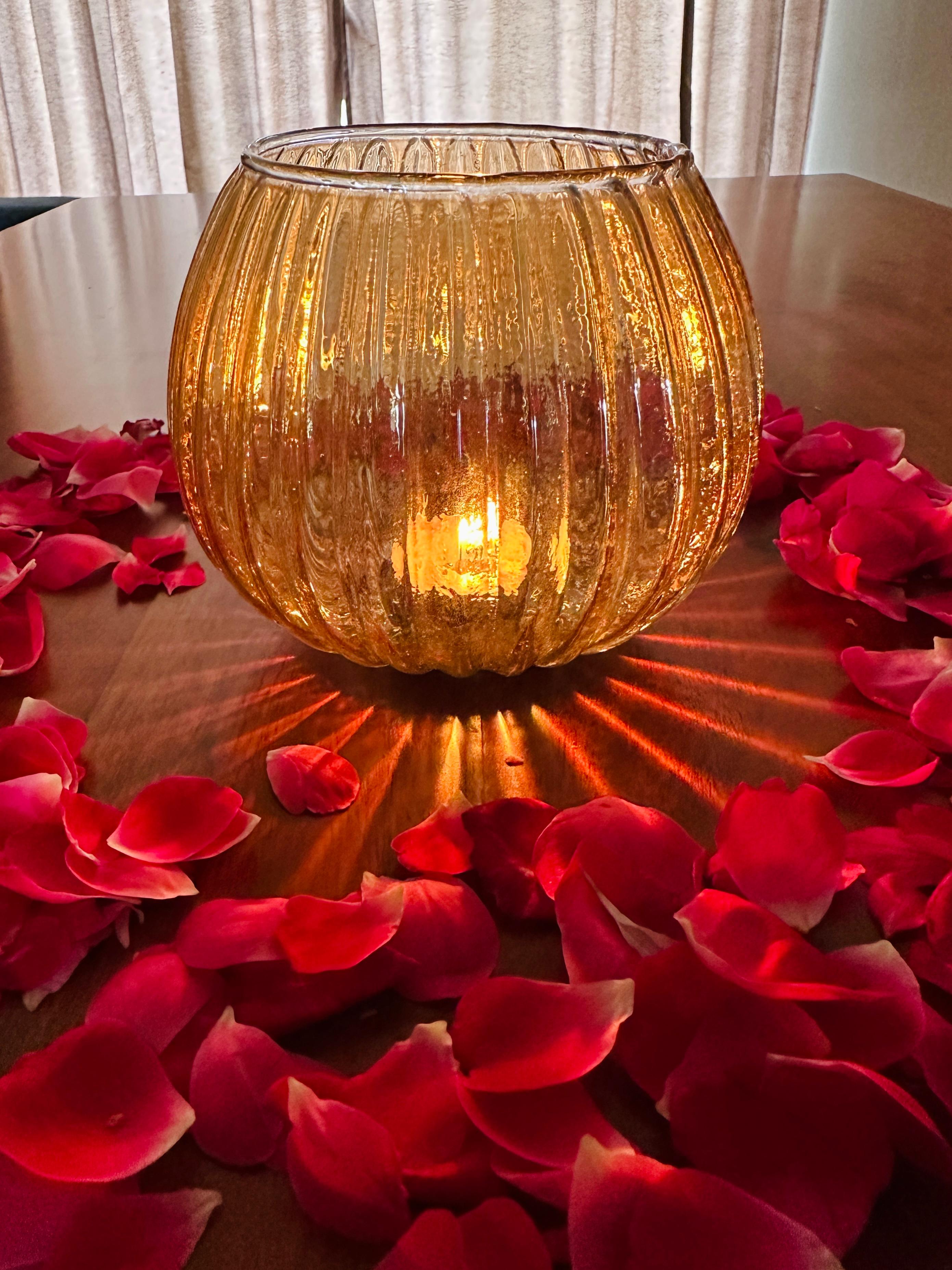 Glass Hurricane Lamp With Decorative Daisy Flower Platter