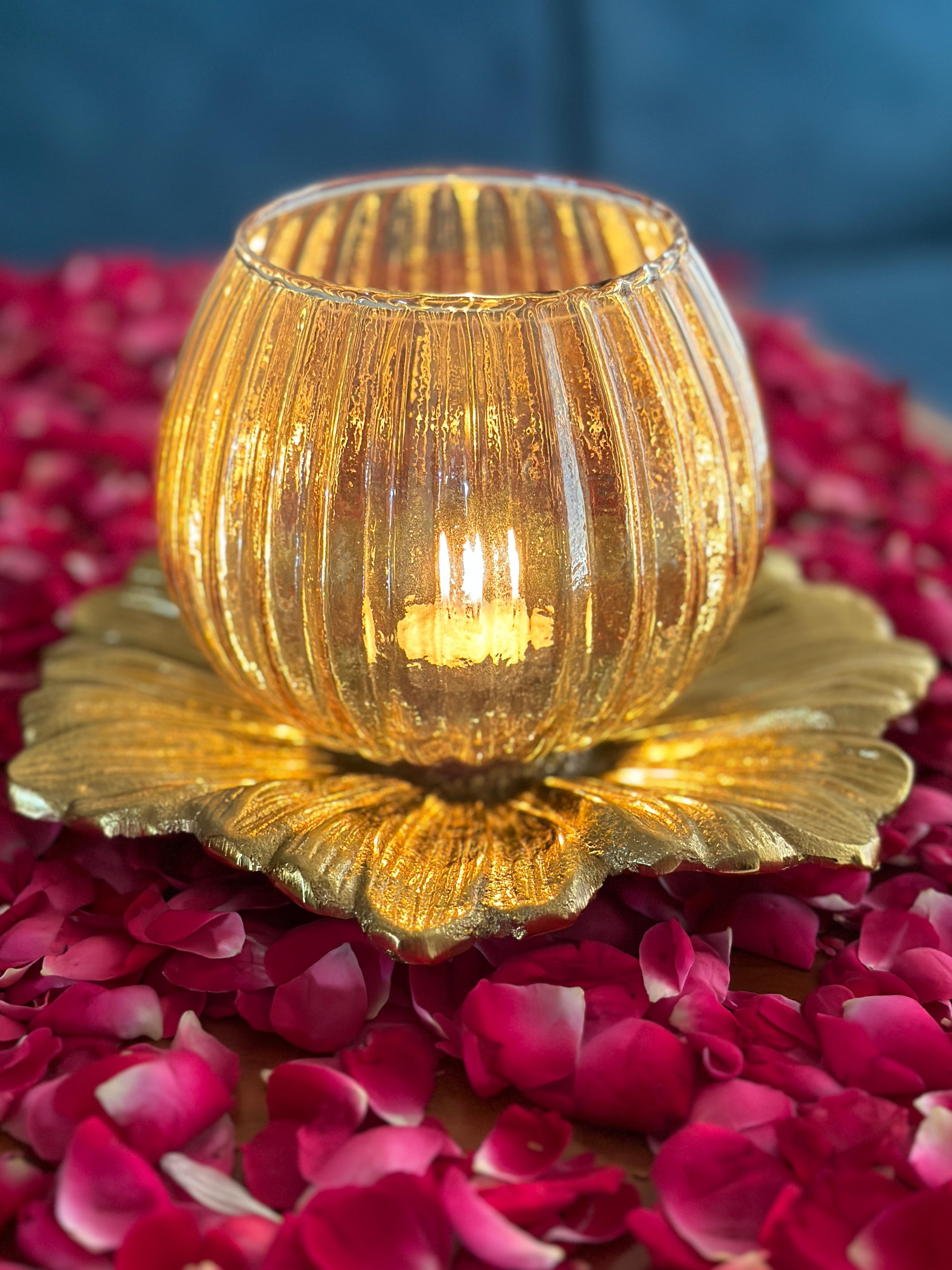 Glass Hurricane Lamp With Decorative Daisy Flower Platter