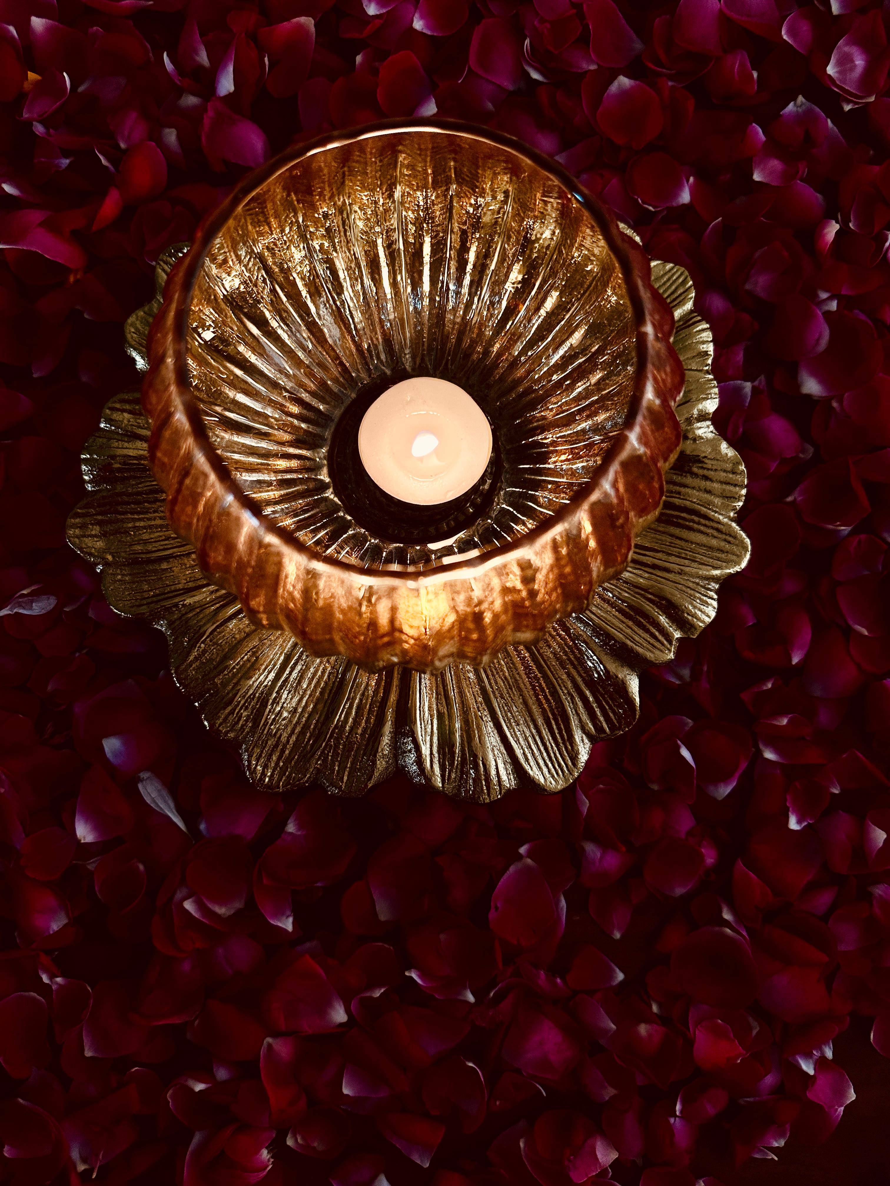 Glass Hurricane Lamp With Decorative Daisy Flower Platter