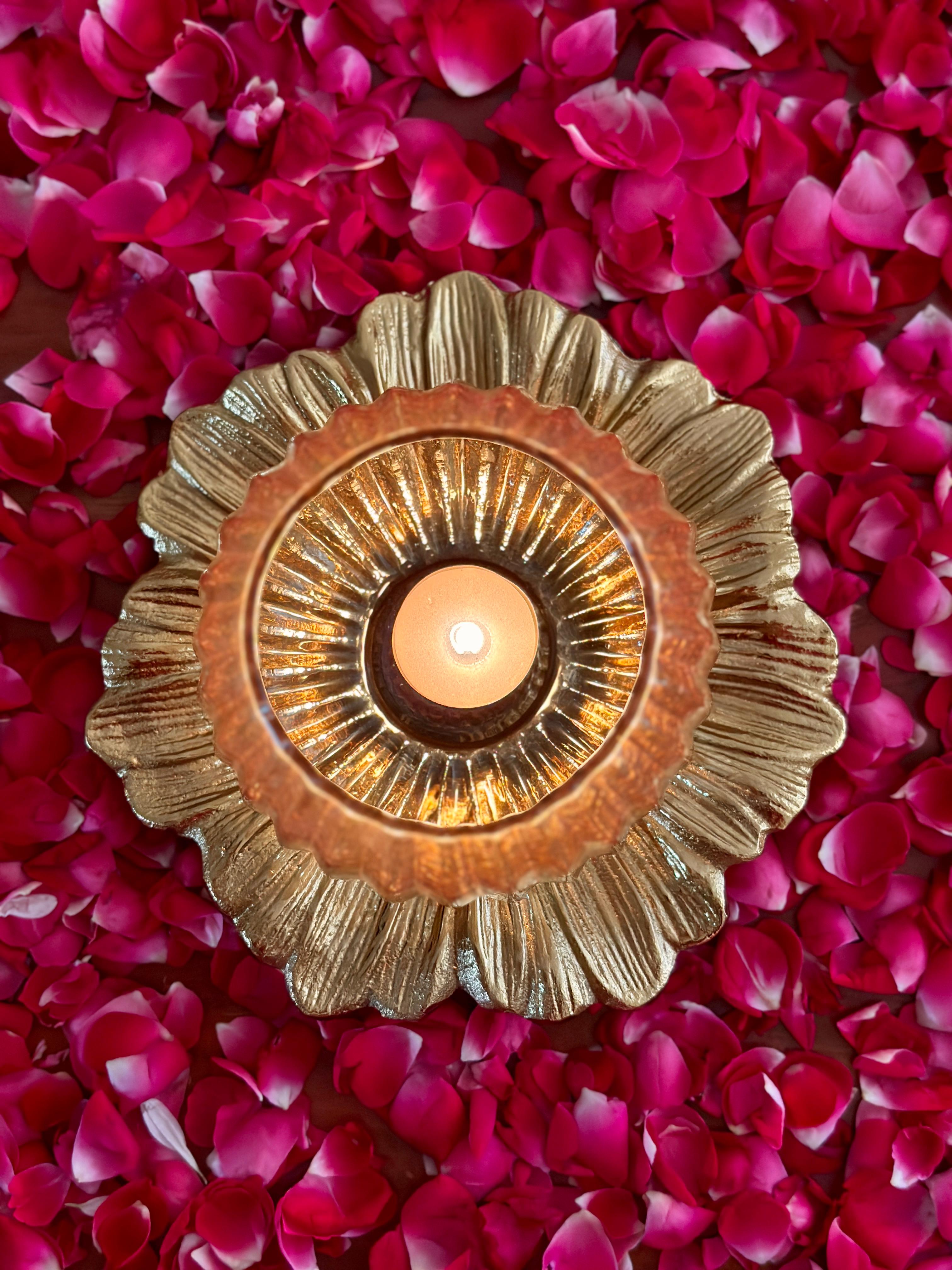 Glass Hurricane Lamp With Decorative Daisy Flower Platter