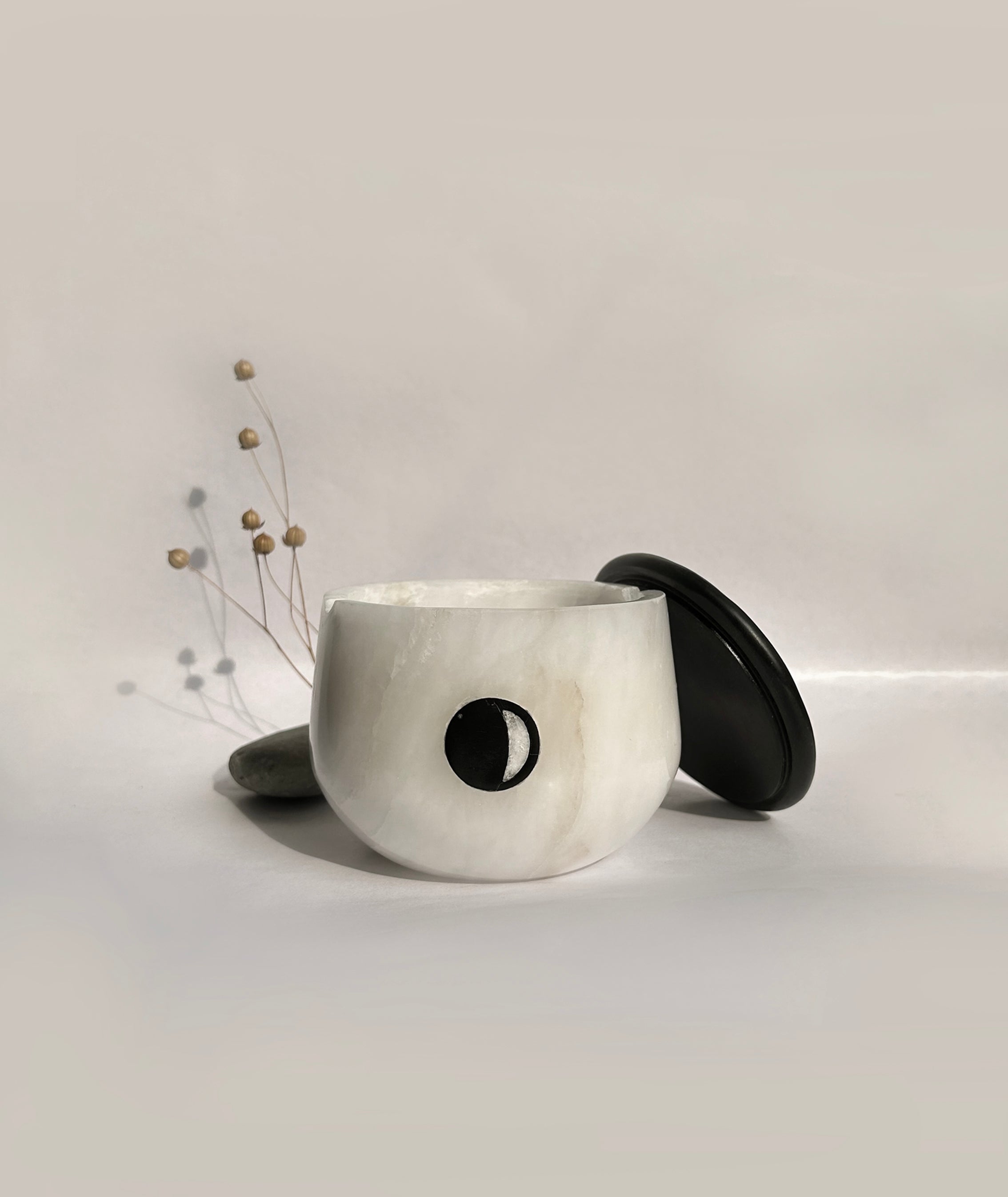 Lunar Scented Candle - Dia: 115mm, H: 85mm / Alabaster, Black Stone / Gibbous - Decor