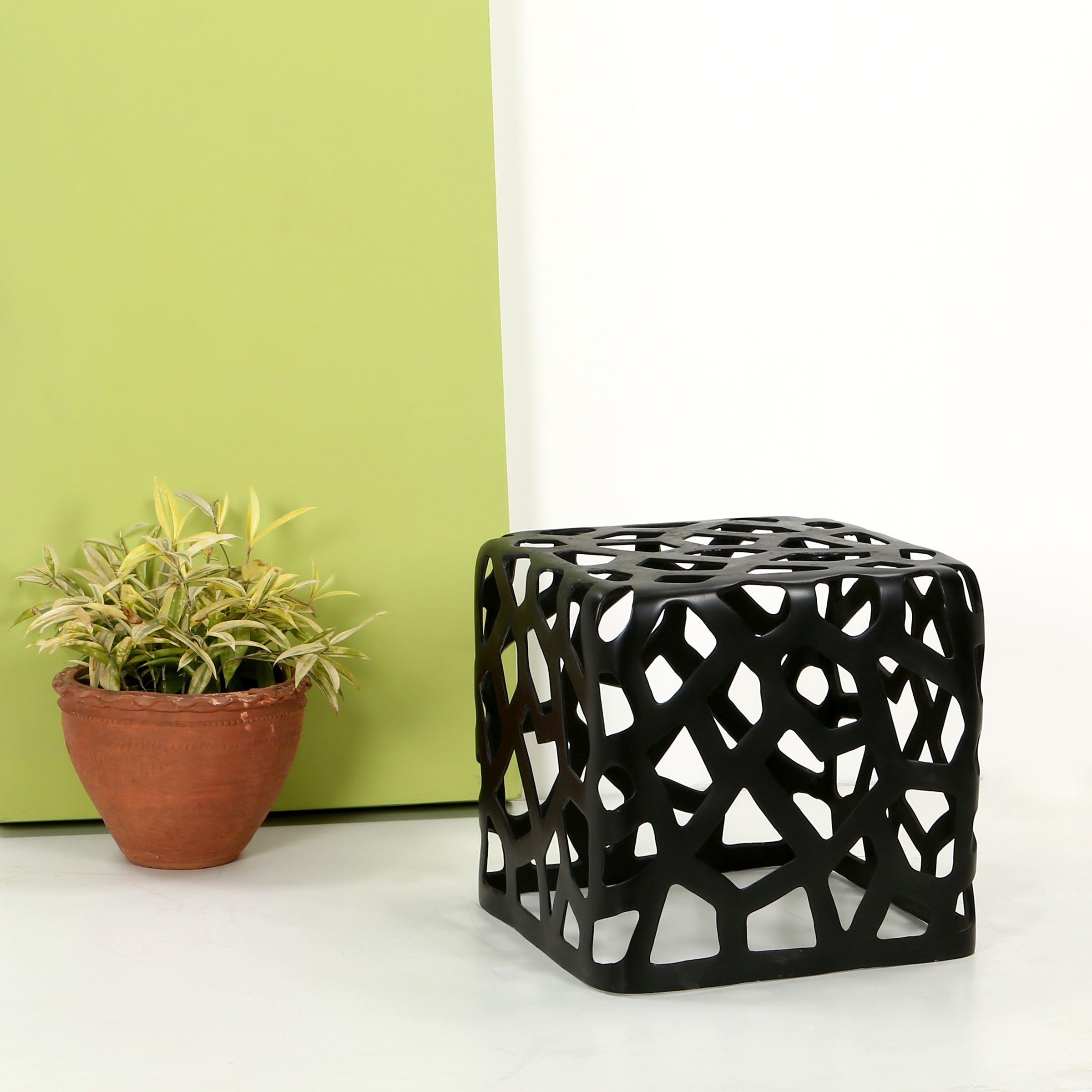 Mesh Side Table - Black / Aluminium / 16’’ x 16’’ x 16’’ - Indoor Furniture
