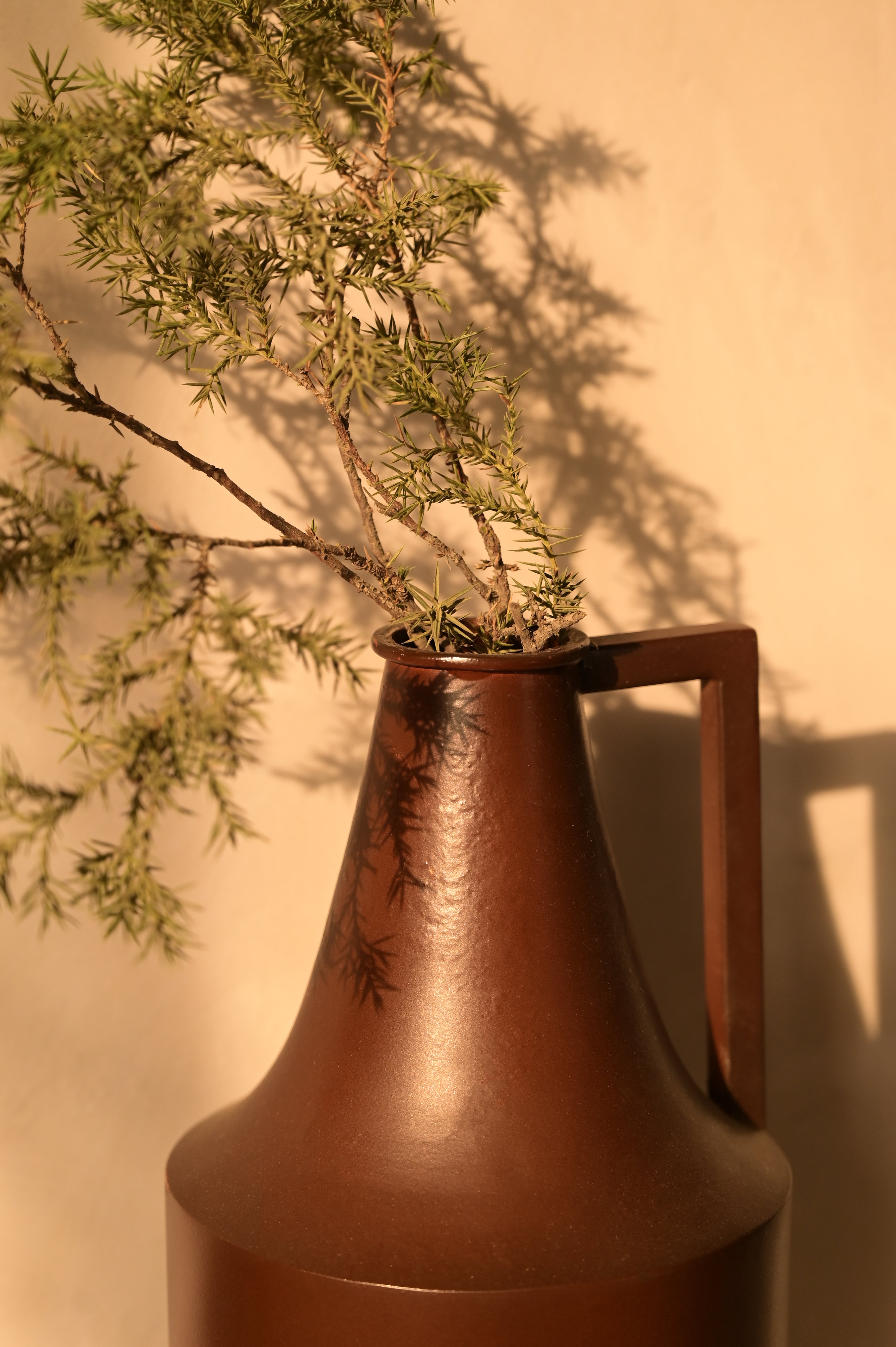 Nova Vase - L:5 x W:5 x H:12 In inches / Aluminium - Décor