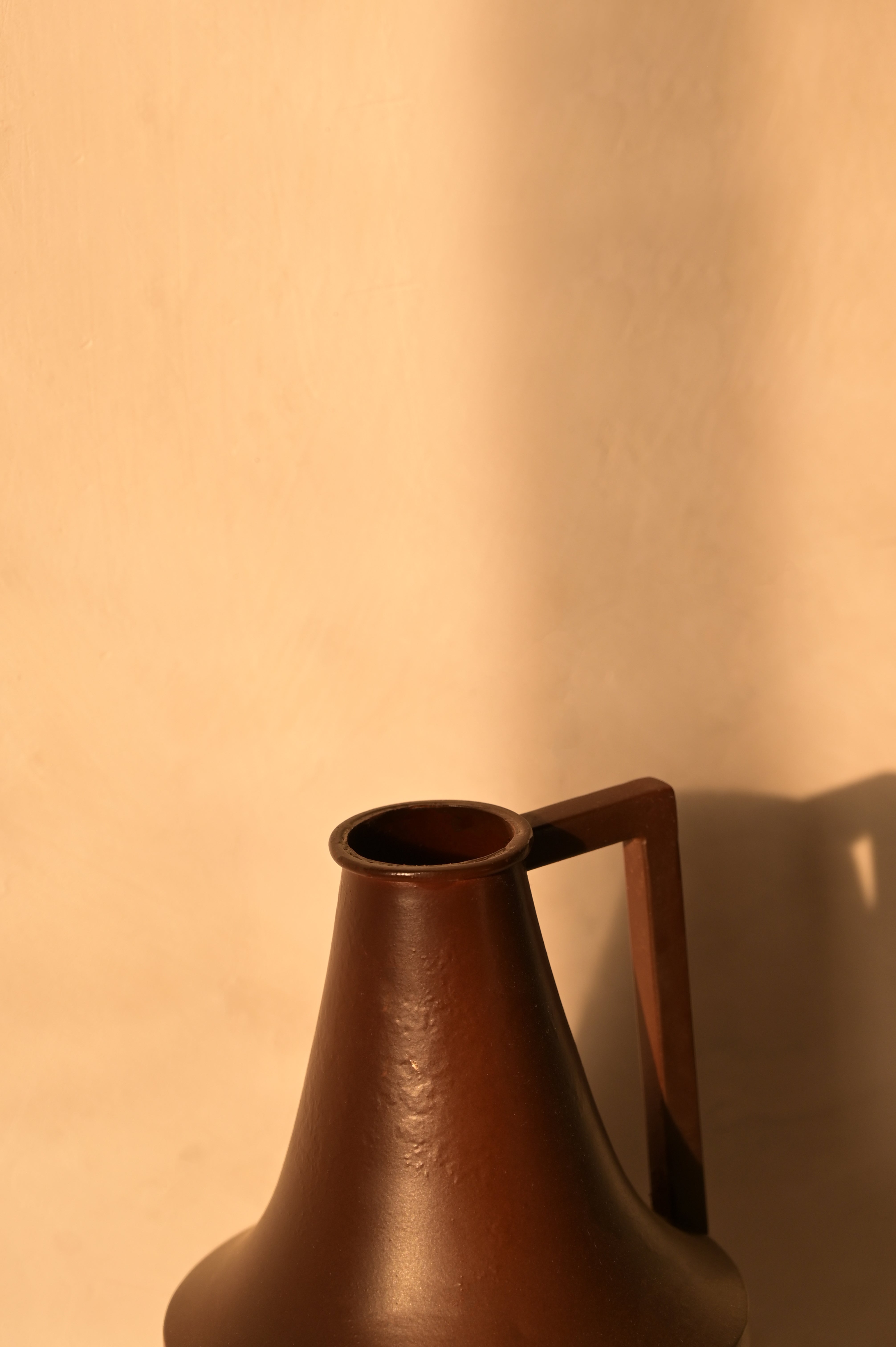 Nova Vase - L:5 x W:5 x H:12 In inches / Aluminium - Décor