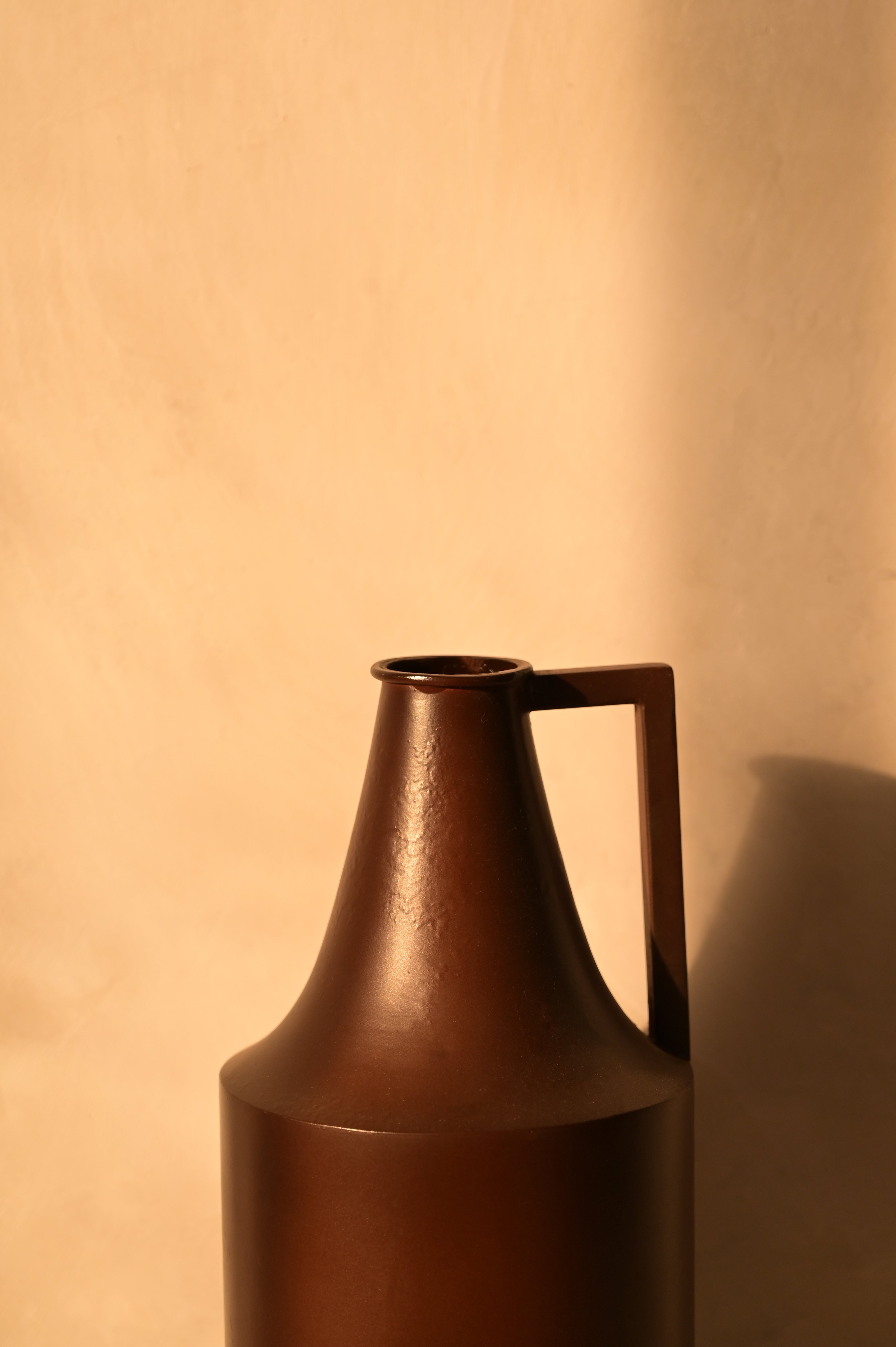 Nova Vase - L:5 x W:5 x H:12 In inches / Aluminium - Décor