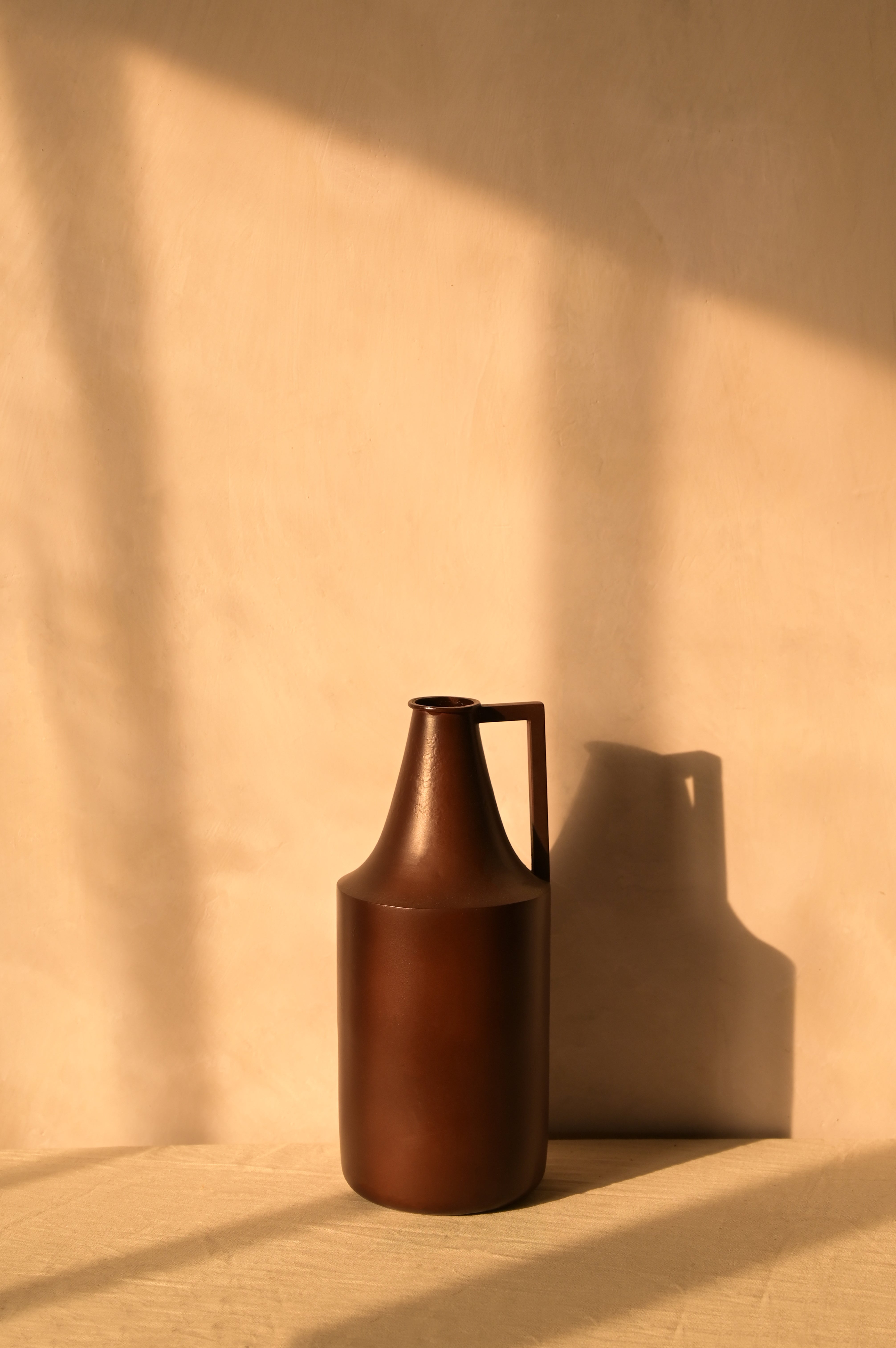 Nova Vase - L:5 x W:5 x H:12 In inches / Aluminium - Décor