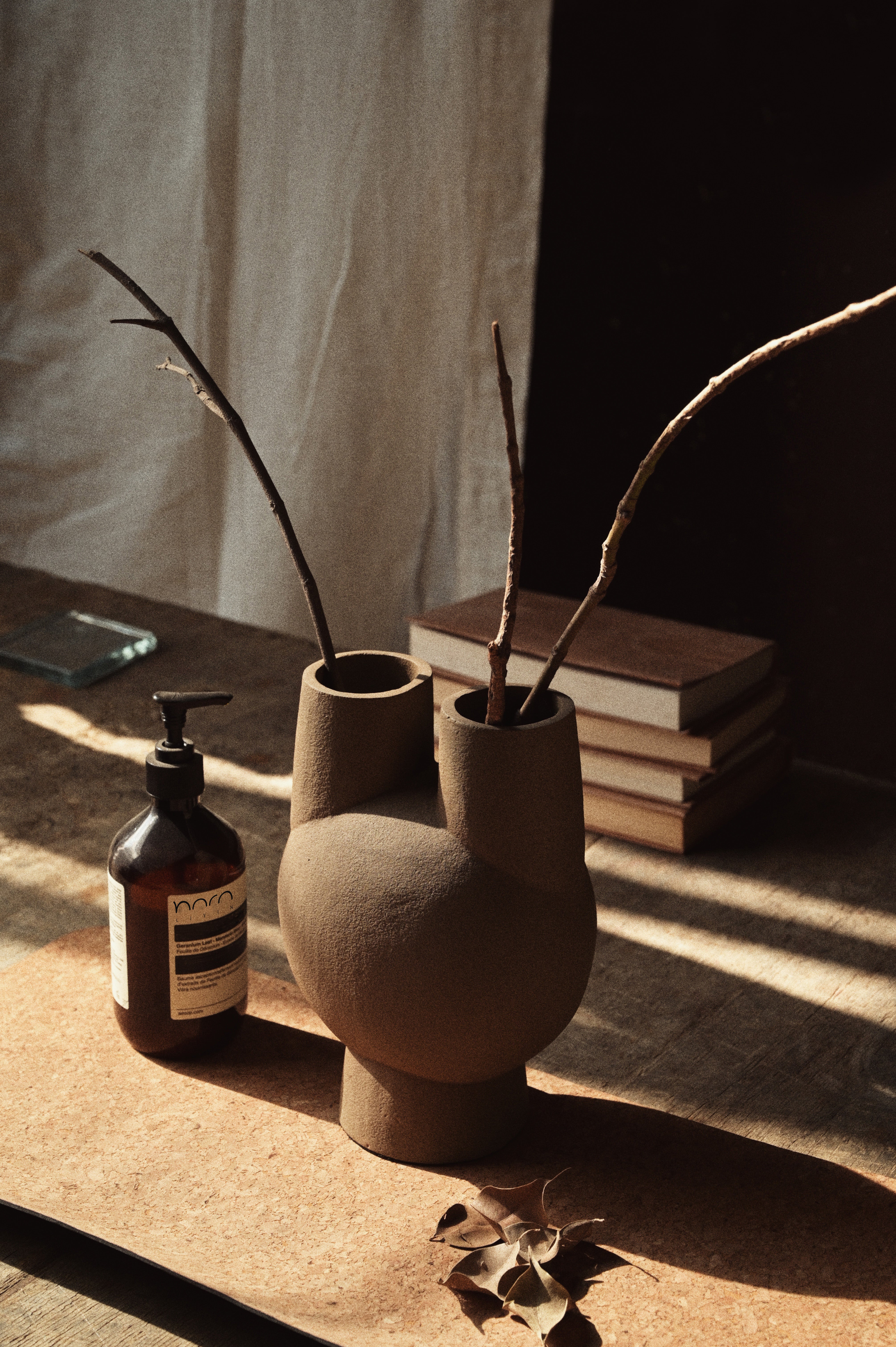 Urn Vase - L:7 x W:5 x H:10 In inches / Aluminium - Décor