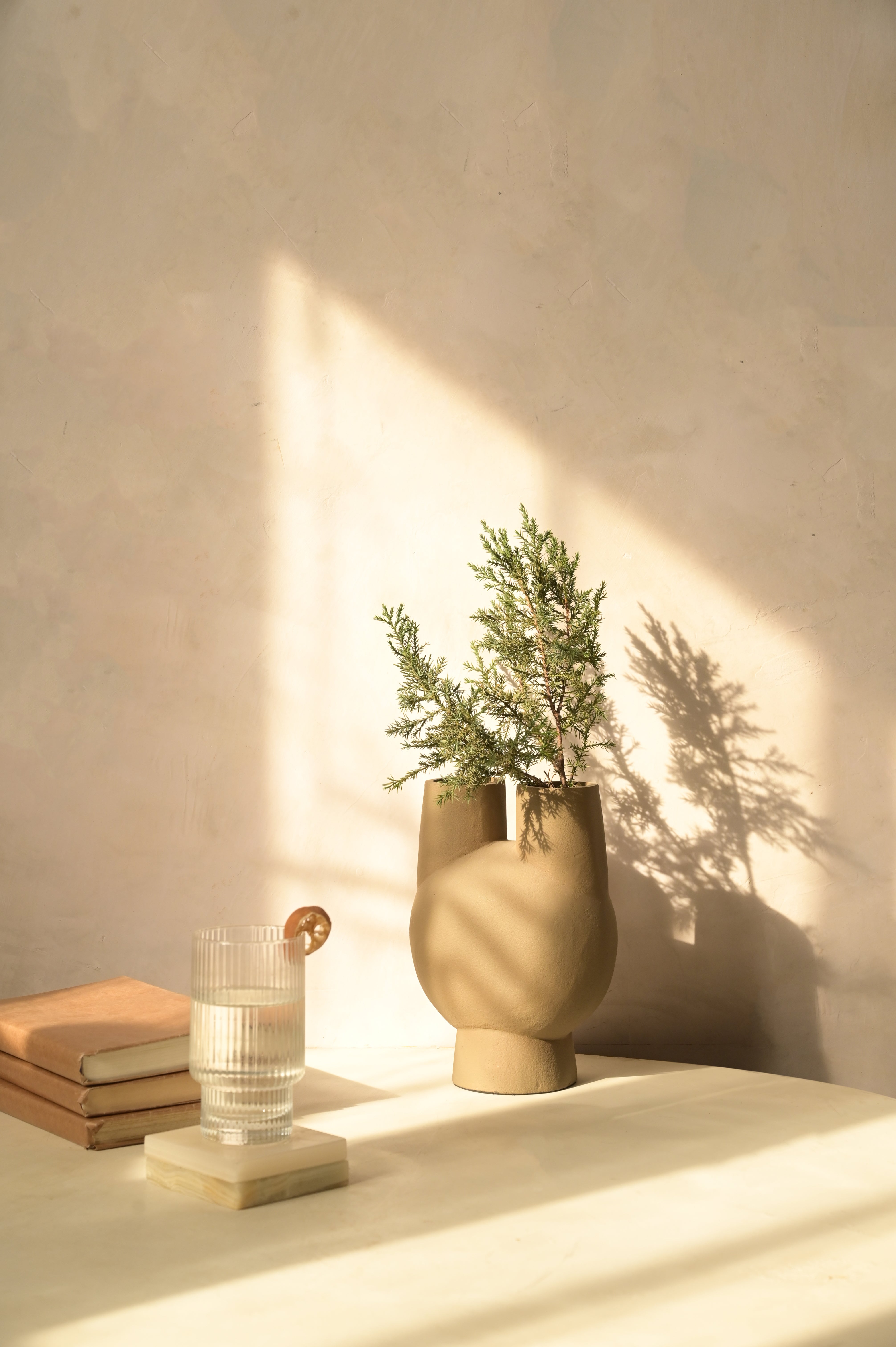 Urn Vase - L:7 x W:5 x H:10 In inches / Aluminium - Décor