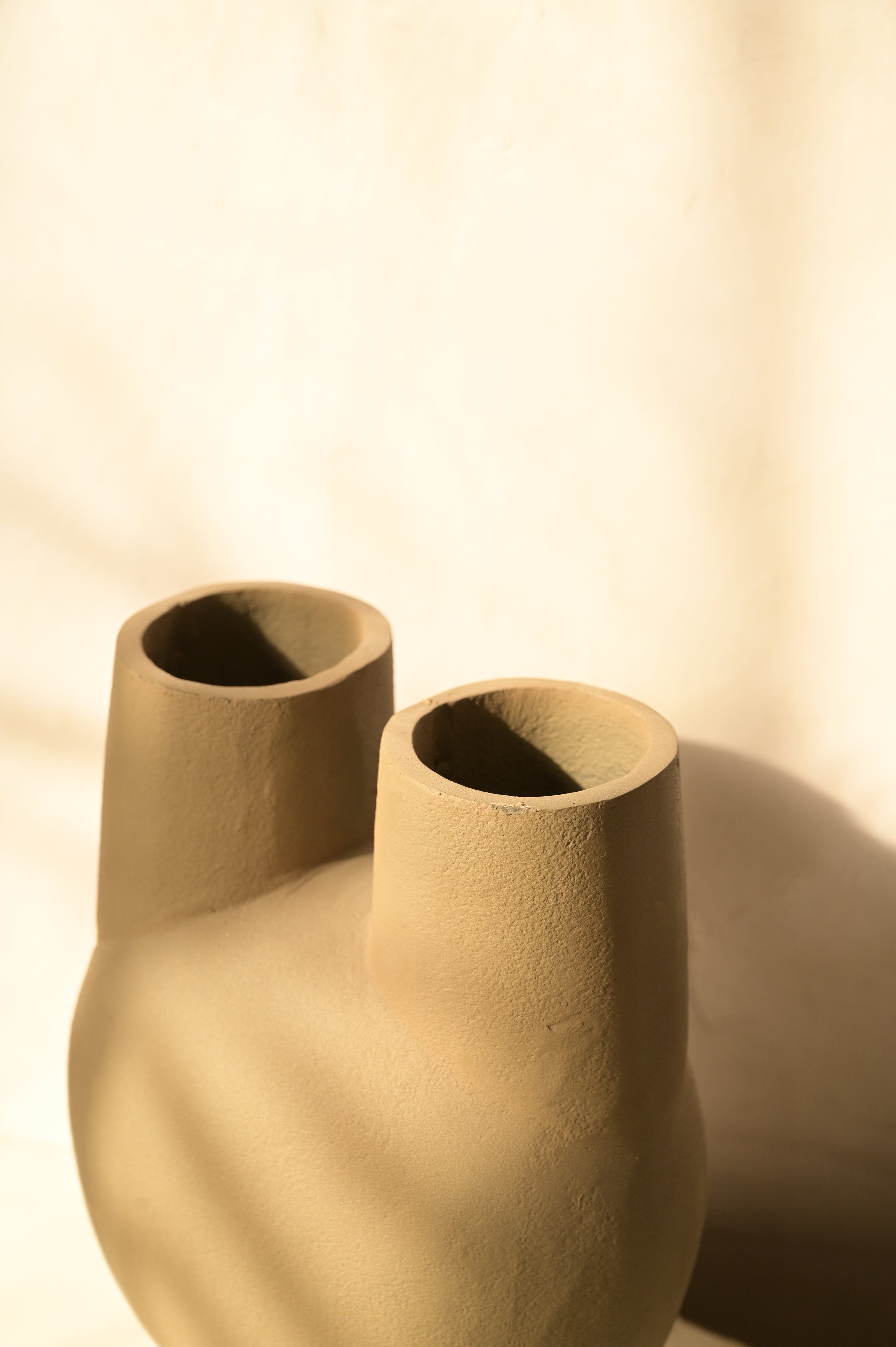 Urn Vase - L:7 x W:5 x H:10 In inches / Aluminium - Décor